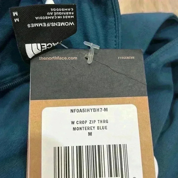 The North Face Women’s cropped 1/4 Zip Pullover, Medium - Picture 8 of 9